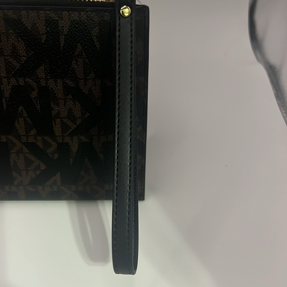 Michael Kors Wristlet - Chic & Versatile! - Picture 4 of 5